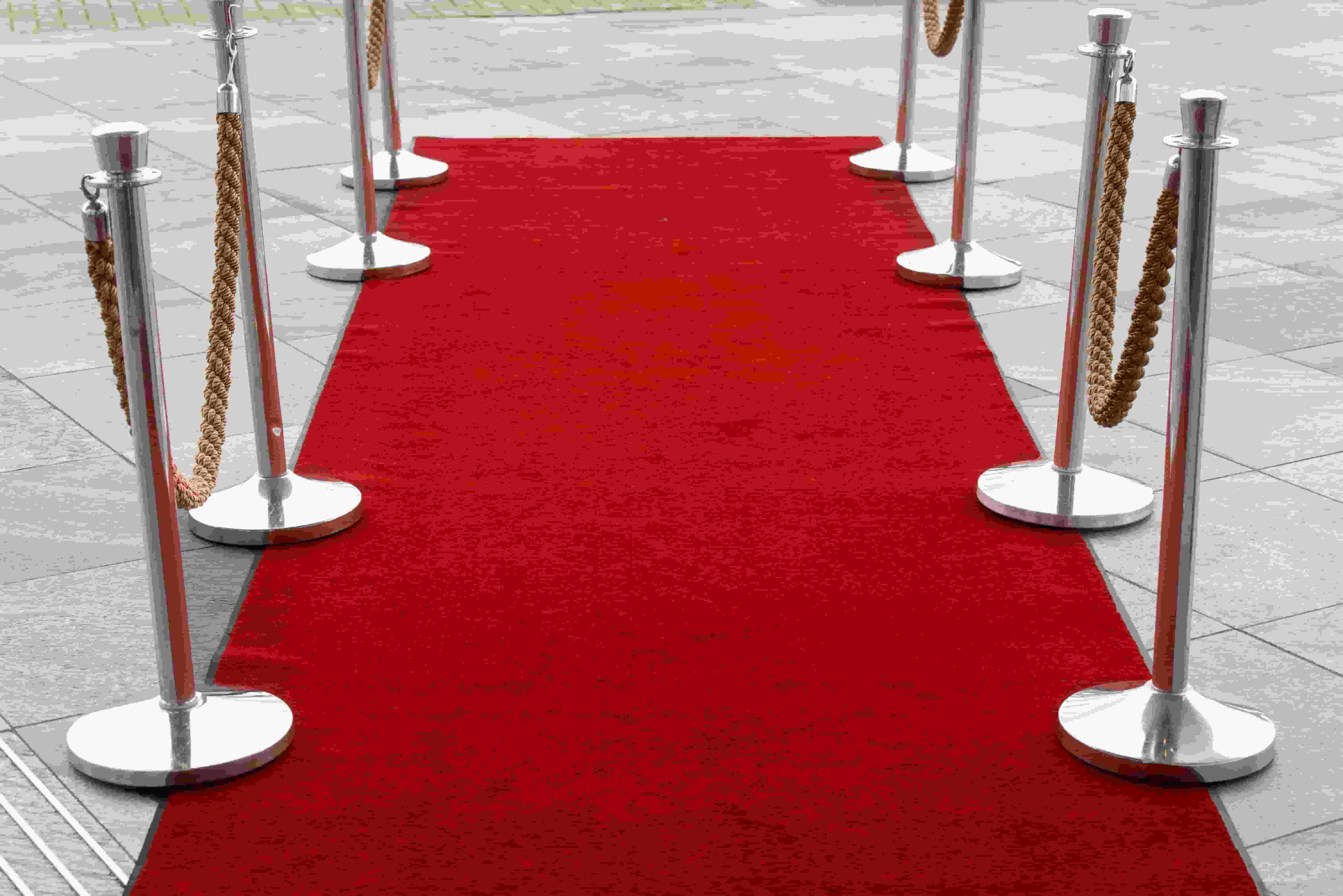 Tapis rouge et poteaux à corde
